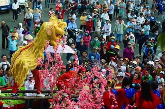 Lễ rước kiệu bà rầm rộ đường phố ở Bình Dương