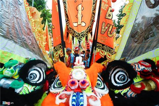 Lễ rước kiệu bà rầm rộ đường phố ở Bình Dương