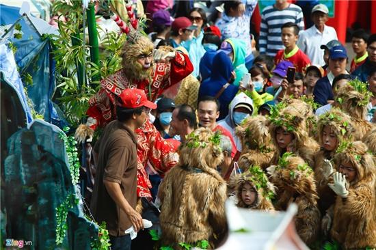 Lễ rước kiệu bà rầm rộ đường phố ở Bình Dương