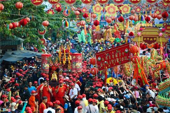 Lễ rước kiệu bà rầm rộ đường phố ở Bình Dương