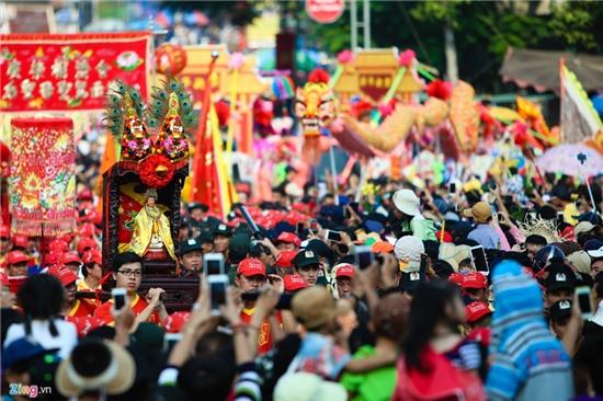 Lễ rước kiệu bà rầm rộ đường phố ở Bình Dương