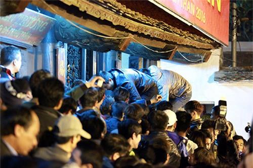 cuop loc o den tran: neu ma than thanh co thieng - 1