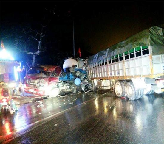 Hà Nội: Xe tải mất lái đâm nát xe chở xi măng, 1 người bị thương - Ảnh 1.