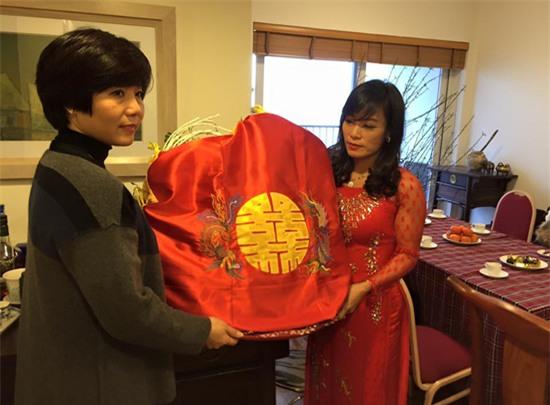 hoa-khoi-thuy-linh-thuong-me-truoc-ngay-ve-nha-chong