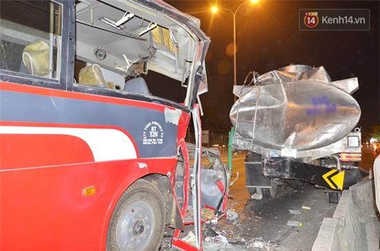 Xe chở công nhân đâm xe bồn ở Sài Gòn, 11 người bị thương kêu cứu - Ảnh 1.