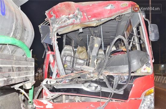 Xe chở công nhân đâm xe bồn ở Sài Gòn, 11 người bị thương kêu cứu - Ảnh 3.