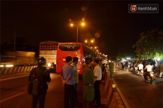 Xe chở công nhân đâm xe bồn ở Sài Gòn, 11 người bị thương kêu cứu - Ảnh 4.