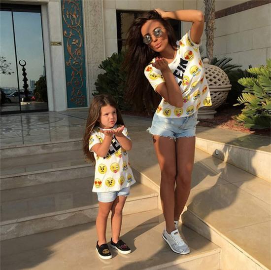 Cựu mẫu Playboy và cô con gái nhỏ.