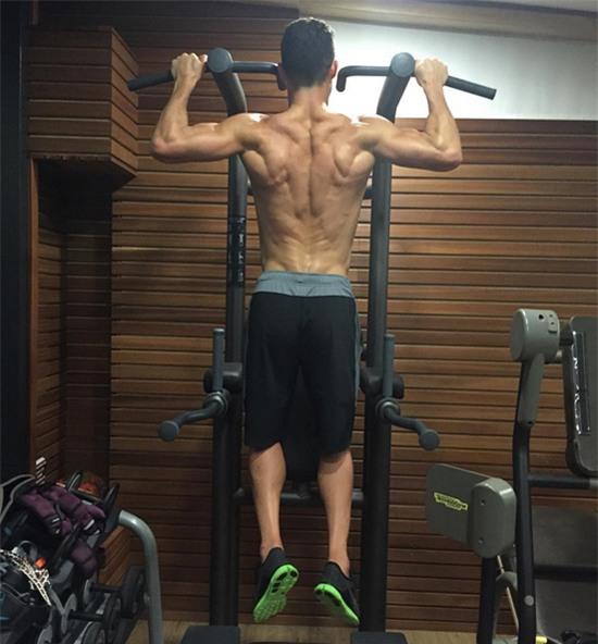 'Không có ngày nghỉ', C. Ronaldo chú thích khi đăng ảnh khoe cơ bắp ấn tượng trong phòng gym.