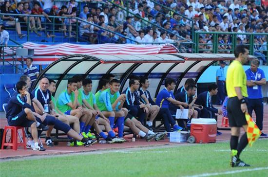 bat-mi-ve-dan-tro-ly-ca-chuc-nguoi-cua-hlv-petrescu