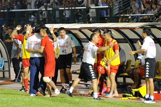 bat-mi-ve-dan-tro-ly-ca-chuc-nguoi-cua-hlv-petrescu-11