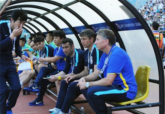 bat-mi-ve-dan-tro-ly-ca-chuc-nguoi-cua-hlv-petrescu-1