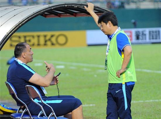 bat-mi-ve-dan-tro-ly-ca-chuc-nguoi-cua-hlv-petrescu-2