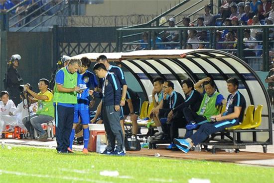 bat-mi-ve-dan-tro-ly-ca-chuc-nguoi-cua-hlv-petrescu-5