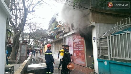 Hà Nội: Cháy nhà tập thể ở Giảng Võ, 1 chiến sĩ cảnh sát chữa cháy bị ngạt khói - Ảnh 1.