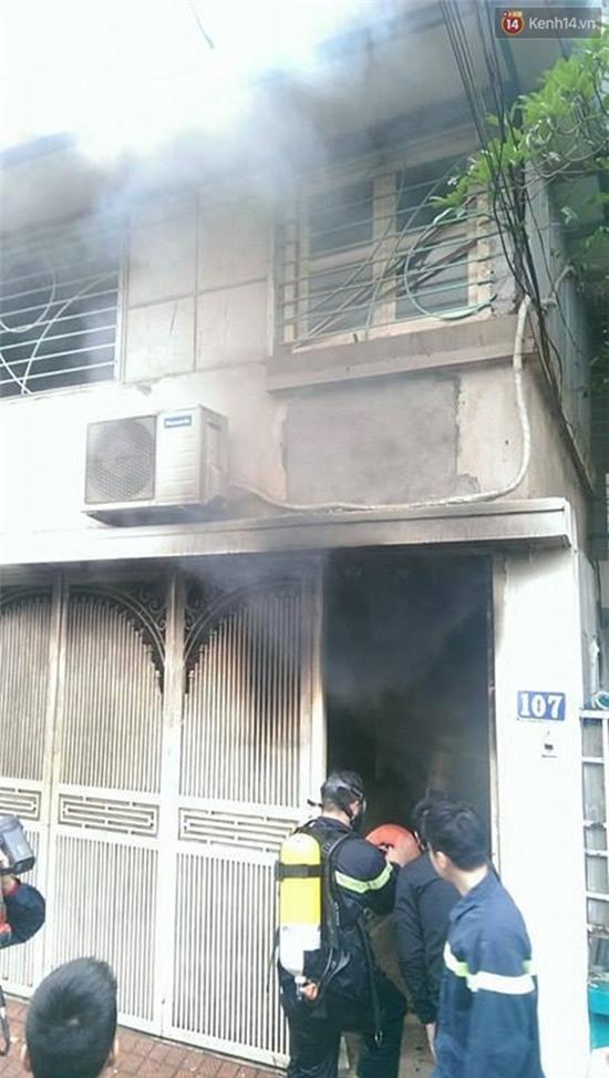 Hà Nội: Cháy nhà tập thể ở Giảng Võ, 1 chiến sĩ cảnh sát chữa cháy bị ngạt khói - Ảnh 2.