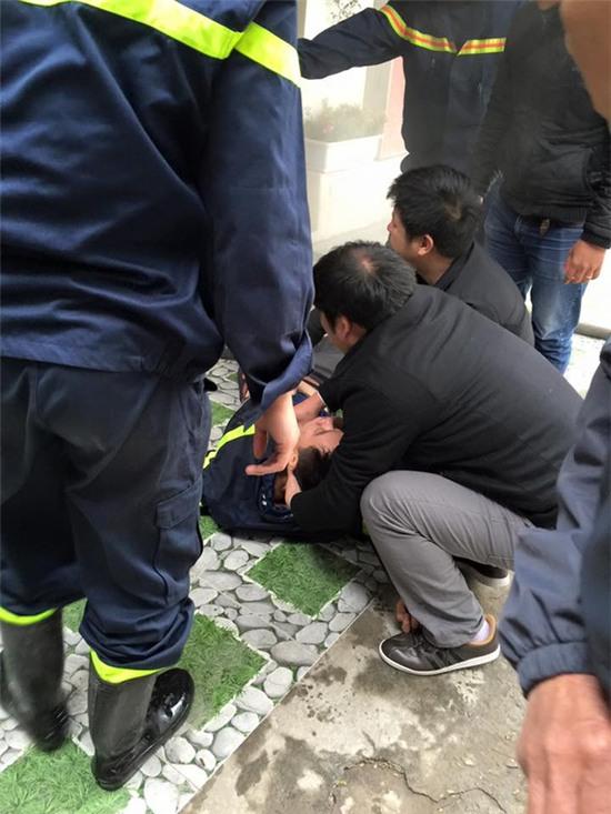 Hà Nội: Cháy nhà tập thể ở Giảng Võ, 1 chiến sĩ cảnh sát chữa cháy bị ngạt khói - Ảnh 3.