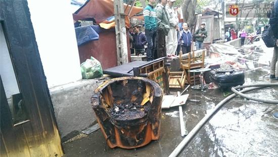 Hà Nội: Cháy nhà tập thể ở Giảng Võ, 1 chiến sĩ cảnh sát chữa cháy bị ngạt khói - Ảnh 4.
