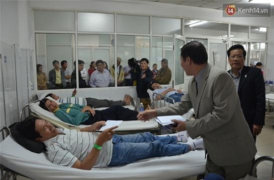 Đà Nẵng: Lật xe chở công nhân, 29 người thoát chết hi hữu - Ảnh 1.