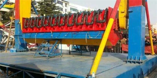 Shock: Du khách chết vì bị văng khỏi vòng quay 360 độ trong công viên trò chơi - Ảnh 2.