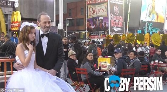 Bé 12 tuổi bị bắt gặp chụp ảnh cưới với ông lão 65 tuổi tại New York