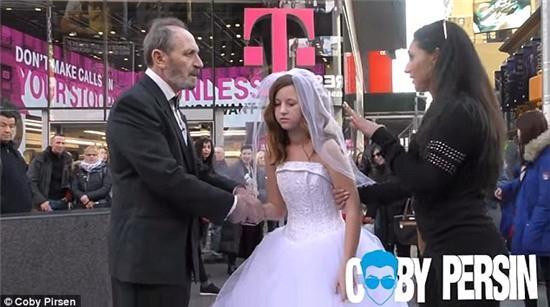 Bé 12 tuổi bị bắt gặp chụp ảnh cưới với ông lão 65 tuổi tại New York