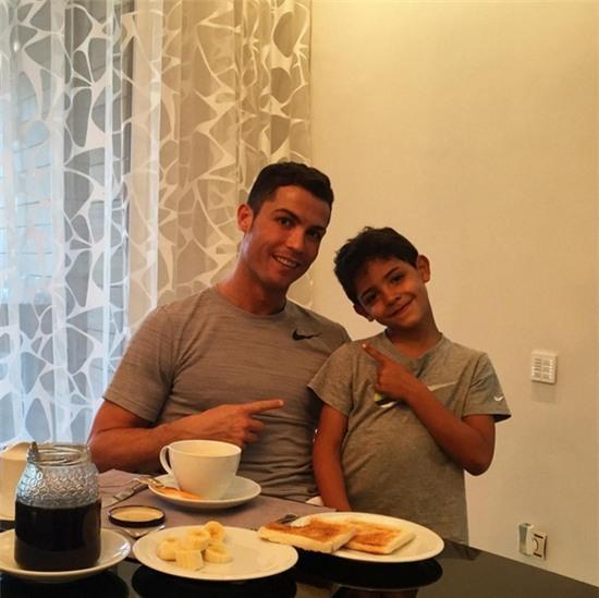 Sợ mất phong độ, Ronaldo áp dụng chế độ ăn uống siêu đặc biệt - Ảnh 2.