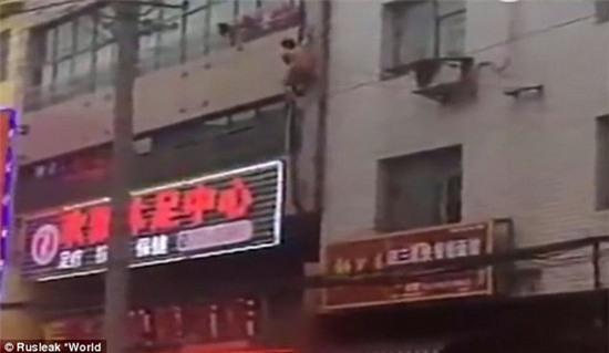 Video: Bị bắt quả tang ngoại tình, người đàn ông khỏa thân trèo qua cửa sổ chạy thoát thân - Ảnh 2.
