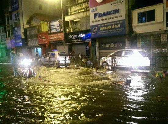 Hà Nội: Nửa đêm, nước sạch chảy thành sông trên đường Nguyễn Lương Bằng - Ảnh 1.