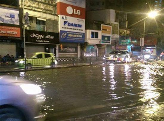 Hà Nội: Nửa đêm, nước sạch chảy thành sông trên đường Nguyễn Lương Bằng - Ảnh 3.