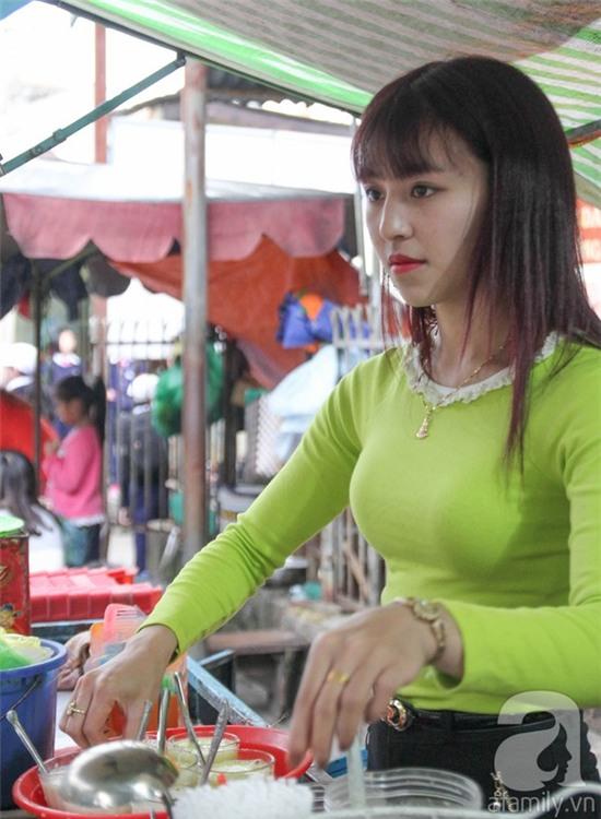 Bộ 3 cô nàng bán hàng xinh đẹp như hot girl khiến cư dân mạng chao đảo