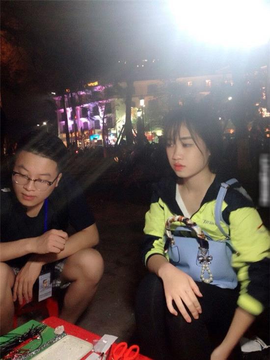 Bộ 3 cô nàng bán hàng xinh đẹp như hot girl khiến cư dân mạng chao đảo