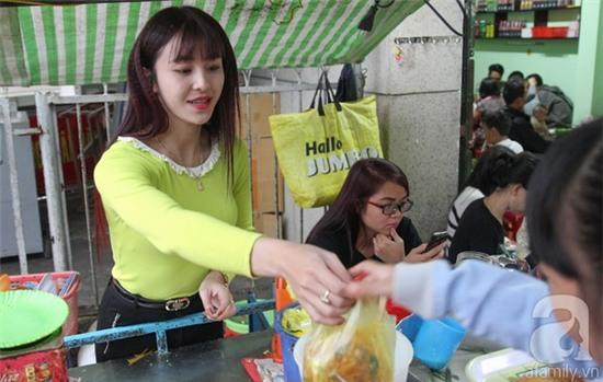 Bộ 3 cô nàng bán hàng xinh đẹp như hot girl khiến cư dân mạng chao đảo