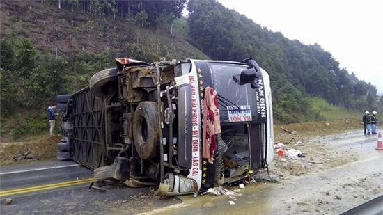Lật xe giường nằm trên cao tốc Nội Bài - Lao Cai, 8 người bị thương - Ảnh 1.