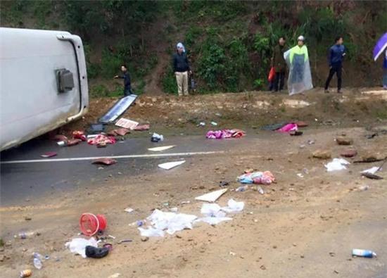Lật xe giường nằm trên cao tốc Nội Bài - Lao Cai, 8 người bị thương - Ảnh 2.