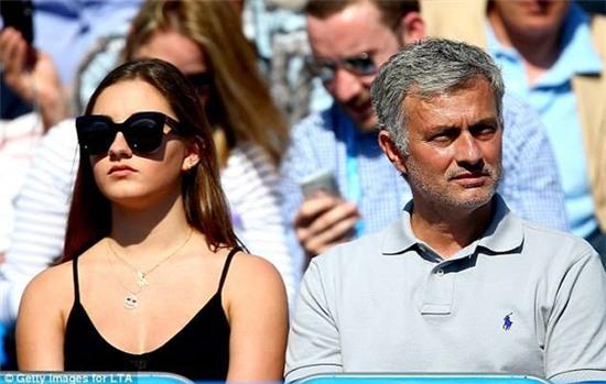 Mourinho hú hồn vì tưởng con gái rượu hẹn hò với cầu thủ tuổi băm - Ảnh 1.