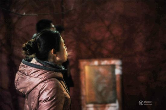 Trung Quốc: Trời rét căm, bố mẹ vẫn đứng ngoài chờ con thi tuyển vào trường Nghệ thuật - Ảnh 1.