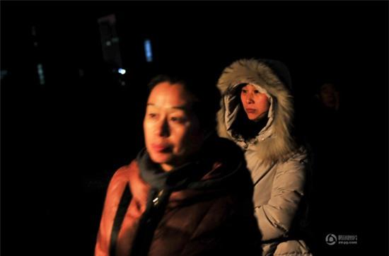 Trung Quốc: Trời rét căm, bố mẹ vẫn đứng ngoài chờ con thi tuyển vào trường Nghệ thuật - Ảnh 2.