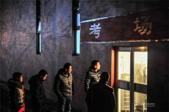Trung Quốc: Trời rét căm, bố mẹ vẫn đứng ngoài chờ con thi tuyển vào trường Nghệ thuật - Ảnh 5.