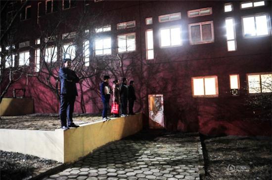 Trung Quốc: Trời rét căm, bố mẹ vẫn đứng ngoài chờ con thi tuyển vào trường Nghệ thuật - Ảnh 6.