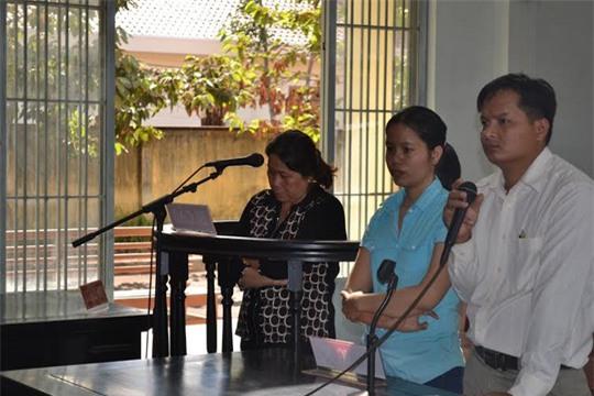 Bị cáo Trinh (áo đen) đã nói lời xin lỗi gia đình cháu bé