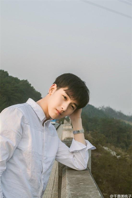 Đây là chàng nam thần sinh năm 1998 đang khiến các cô gái chết mê chết mệt - Ảnh 1.