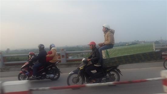 Những hình ảnh kinh điển trên đường phố Việt Nam khiến ai cũng phải há hốc mồm - Ảnh 1.