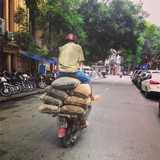 Những hình ảnh kinh điển trên đường phố Việt Nam khiến ai cũng phải há hốc mồm - Ảnh 10.