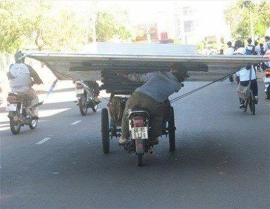 Những hình ảnh kinh điển trên đường phố Việt Nam khiến ai cũng phải há hốc mồm - Ảnh 13.