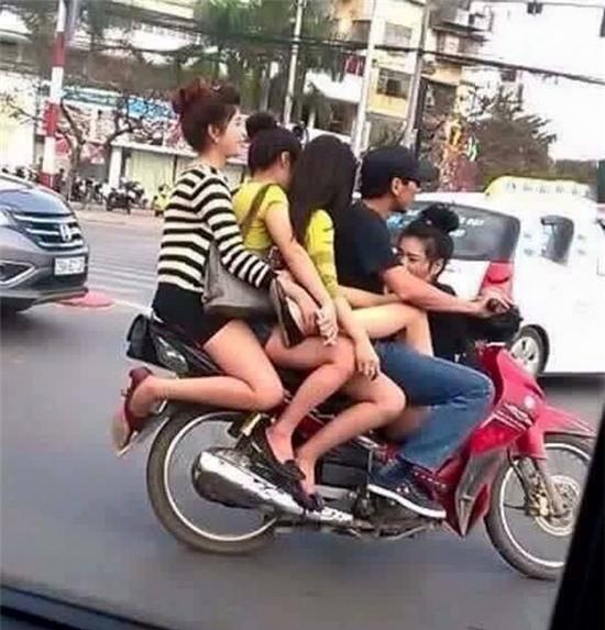Những hình ảnh kinh điển trên đường phố Việt Nam khiến ai cũng phải há hốc mồm - Ảnh 14.