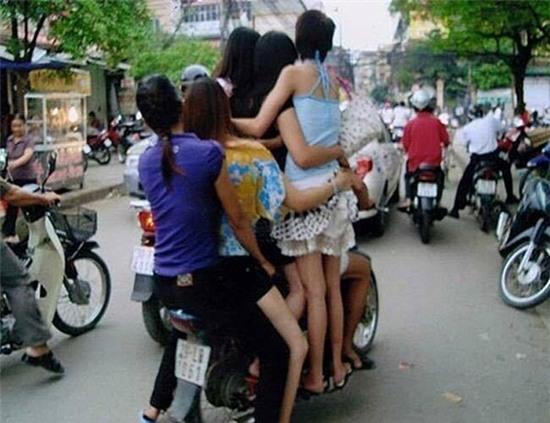 Những hình ảnh kinh điển trên đường phố Việt Nam khiến ai cũng phải há hốc mồm - Ảnh 15.