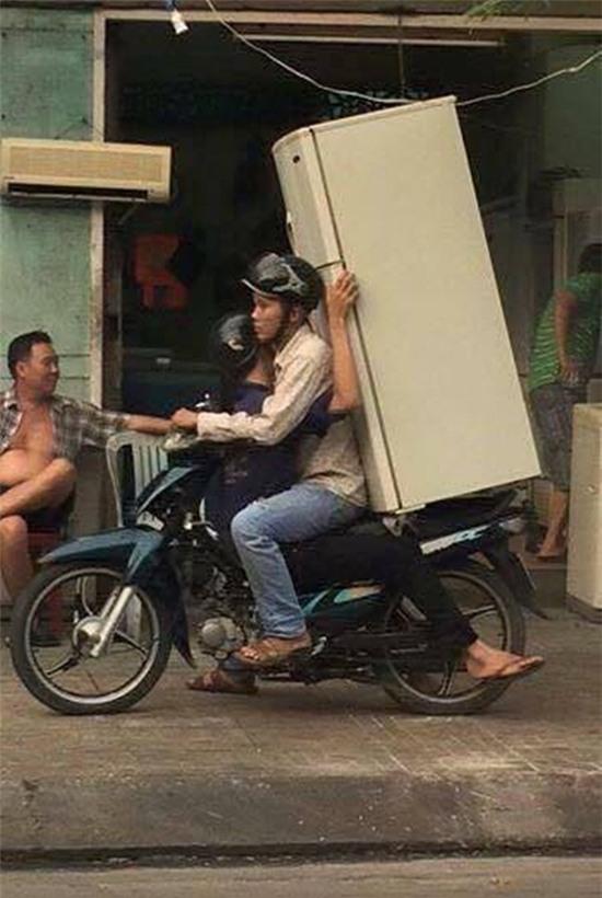 Những hình ảnh kinh điển trên đường phố Việt Nam khiến ai cũng phải há hốc mồm - Ảnh 2.