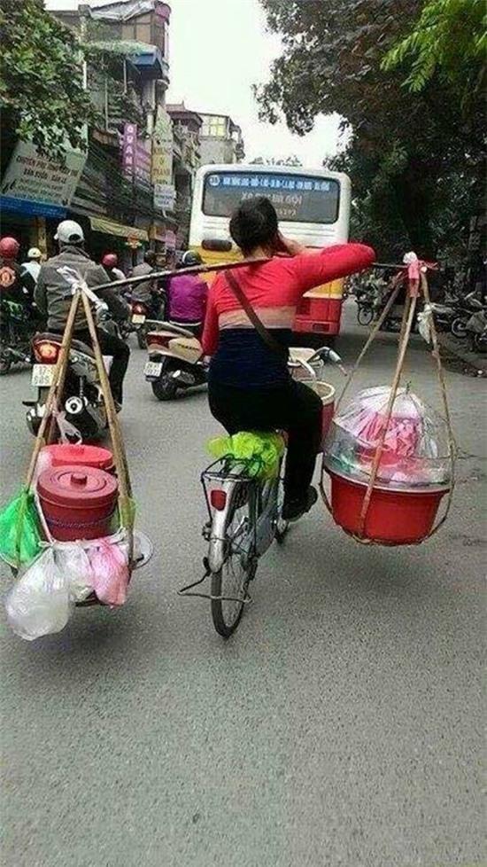Những hình ảnh kinh điển trên đường phố Việt Nam khiến ai cũng phải há hốc mồm - Ảnh 7.
