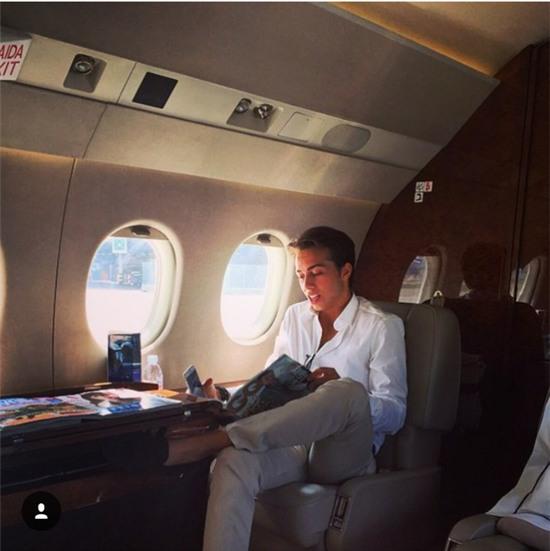 Hội con nhà giàu London: Xế thì dát vàng, tiền thì để lau giày - Ảnh 17.